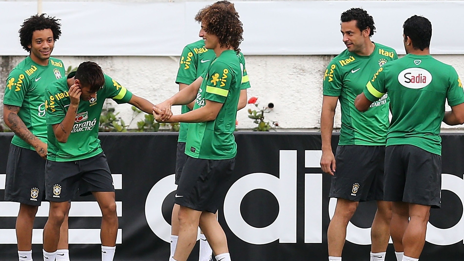 Tréning Brazília_Neymar a David Luiz
